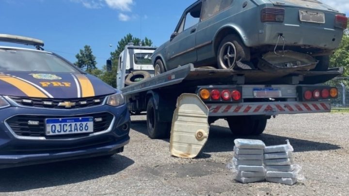 Fiat 147 guinchado escondia quase R$ 150 mil em crack