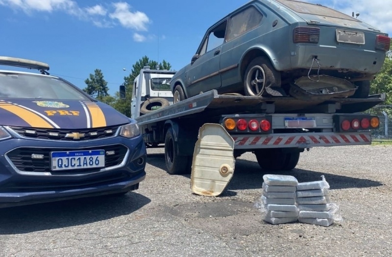 Fiat 147 guinchado escondia quase R$ 150 mil em crack