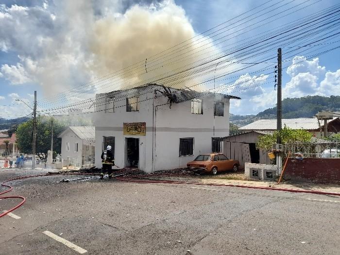 Filho chama a polícia após pai atear fogo na própria casa no Oeste de SC