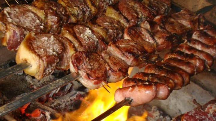 Homem incomodado com cheiro do churrasco do vizinho liga para a polícia e é detido em SC