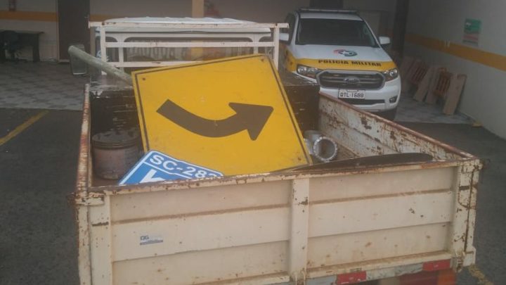 Homens são presos após furtarem placas de trânsito por “brincadeira”