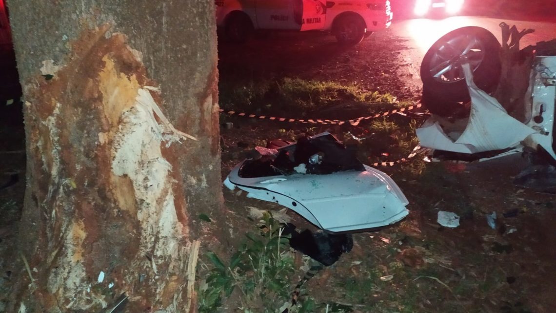 Homem morre após sair da pista e colidir em árvore em Águas de Chapecó