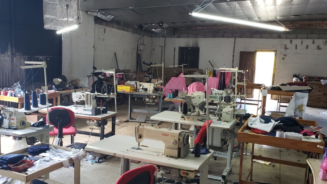 Vídeos: homem é preso em flagrante fabricando e comercializando roupas falsificadas de marcas famosas no interior de Chapecó