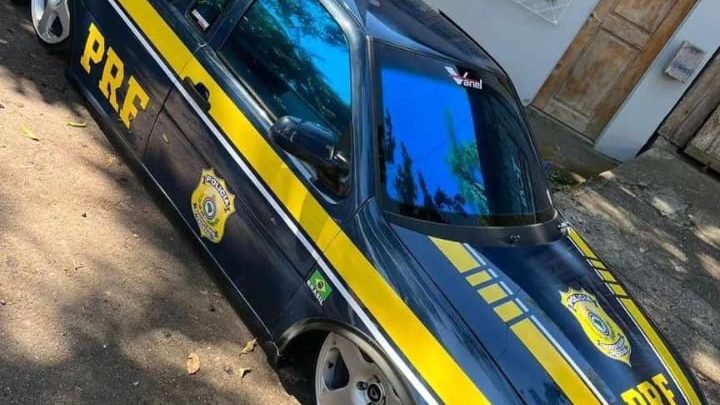 Vídeos: Polícia apreende carro caracterizado como viatura da PRF em SC