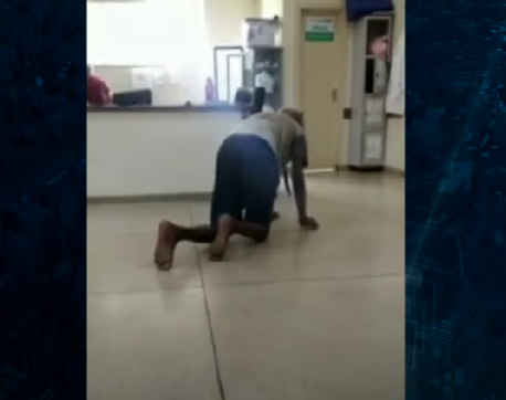 Vídeo: idoso engatinha até banheiro e não é atendido em posto de saúde