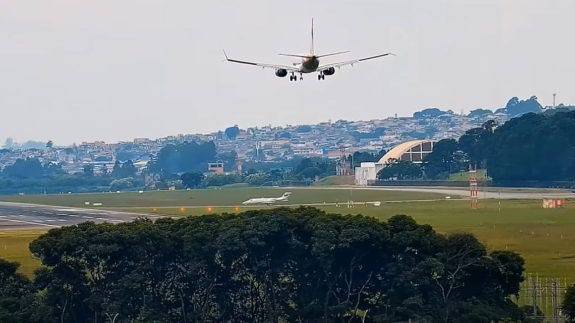 Vídeo: avião arremete momentos antes de pousar e evita colisão no aeroporto