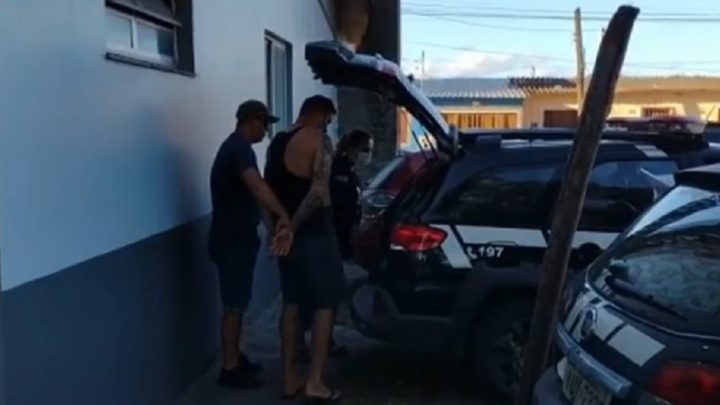 Mulher é presa suspeita de planejar a morte do pai