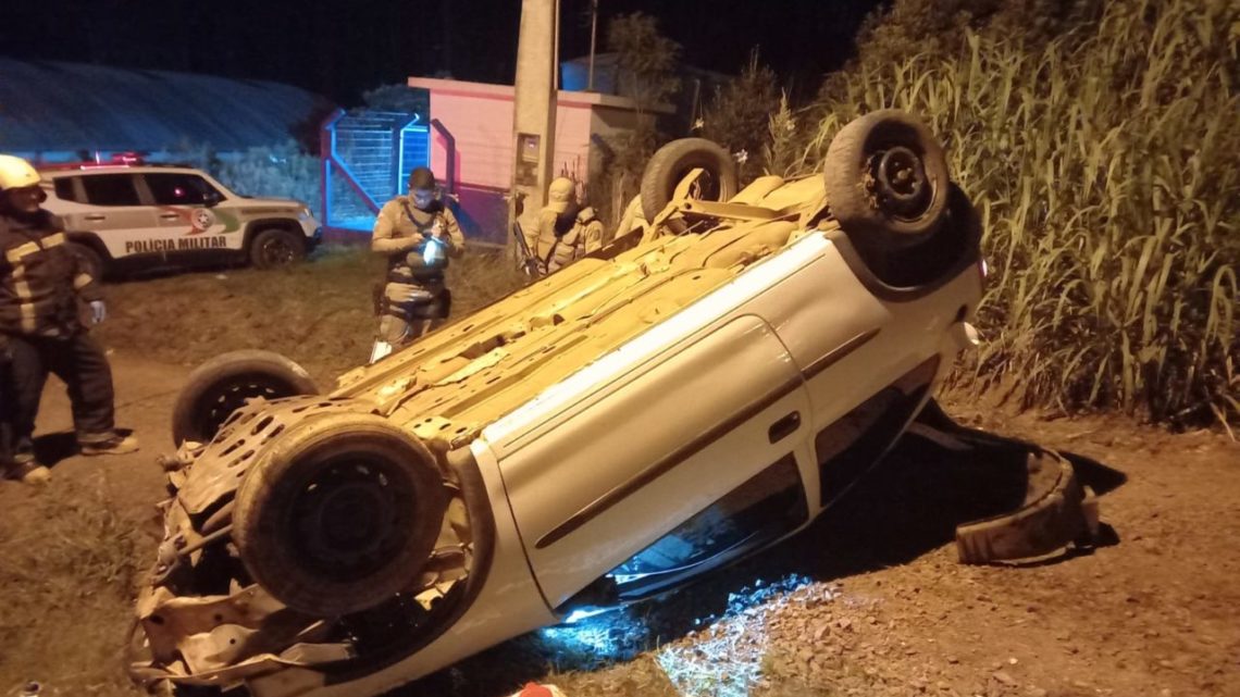 Mulher morre após ser baleada e capotar com carro no Oeste de SC