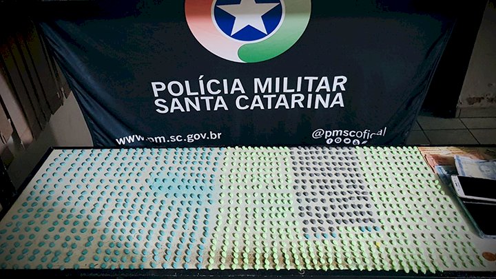 Vídeo: PM apreende cerca de 1.000 comprimidos de ecstasy e três pessoas são presas em SC