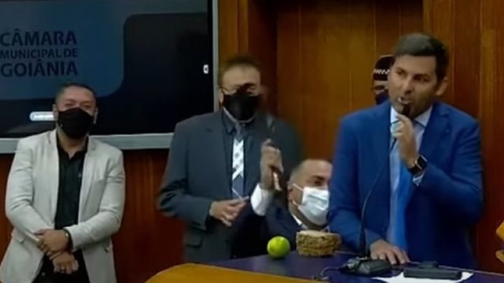 Vídeo: vereador pede chibatadas e colegas atendem ao pedido durante sessão