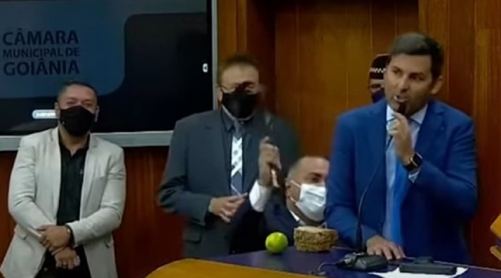 Vídeo: vereador pede chibatadas e colegas atendem ao pedido durante sessão
