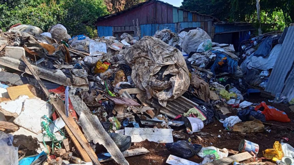 Prefeitura de Chapecó realiza retirada de lixo acumulado em residência