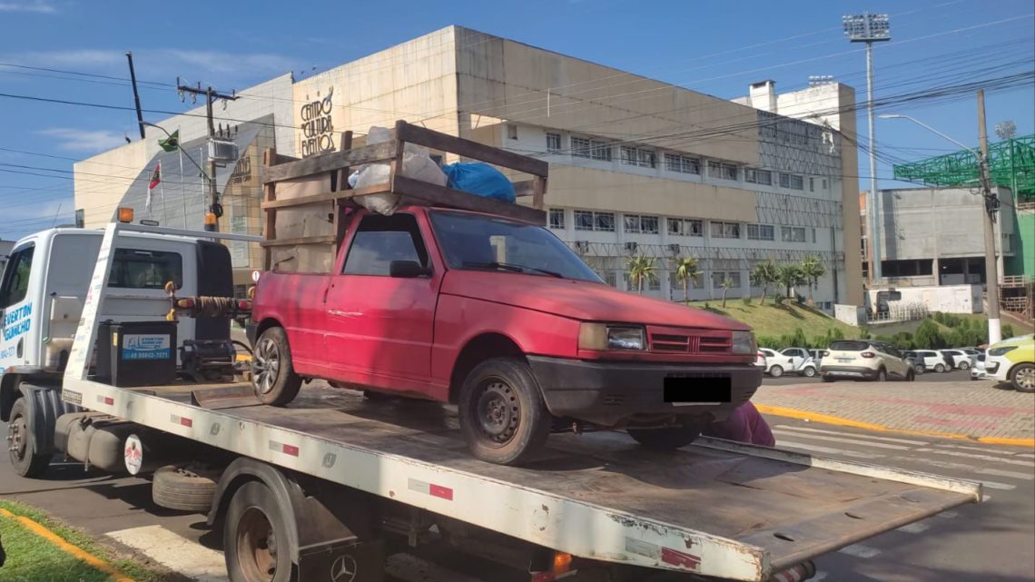 Guarda Municipal autua e recolhe veículos de coleta de lixo em Chapecó