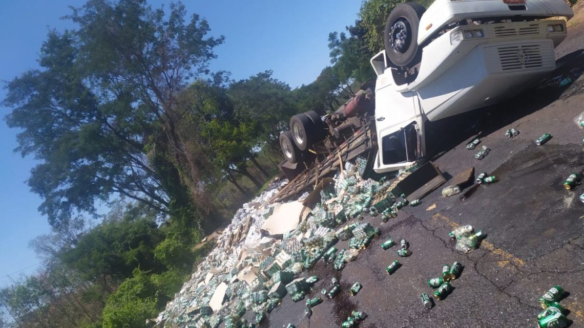 Caminhão carregado com cerveja tomba na SC 163 em Itapiranga