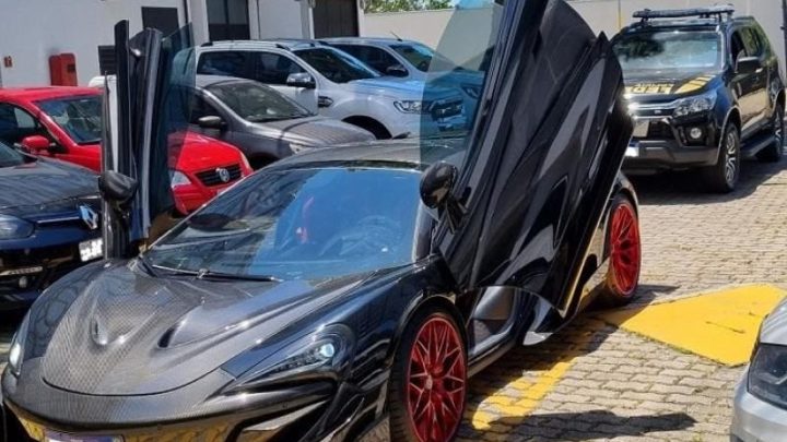 McLaren de R$ 4 milhões é apreendida em Balneário Camboriú