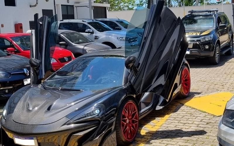 McLaren de R$ 4 milhões é apreendida em Balneário Camboriú