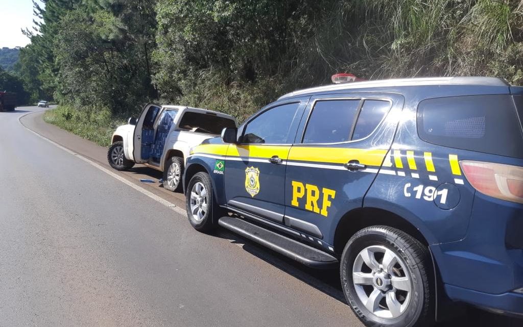 Após tentativa de fuga, caminhonete roubada e carregada de cigarros é interceptada na BR 282 em Catanduvas