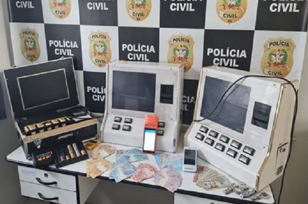 Polícia Civil prende em flagrante dois homens por exploração de jogos de azar e apreende máquinas caça níqueis e dinheiro em Chapecó