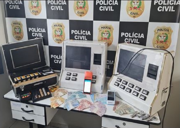 Polícia Civil prende em flagrante dois homens por exploração de jogos de azar e apreende máquinas caça níqueis e dinheiro em Chapecó