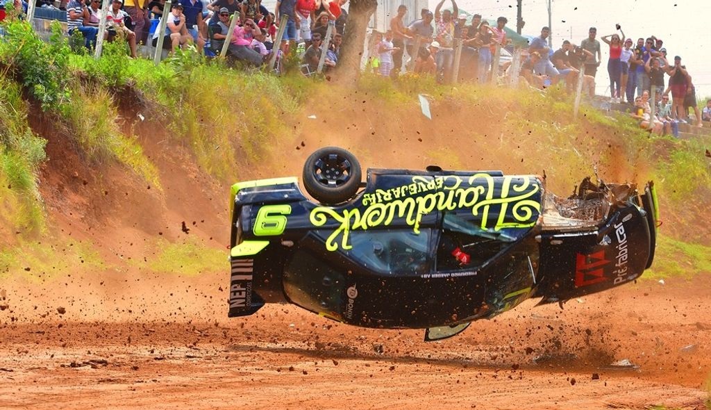 Vídeo! Piloto sofre acidente espetacular durante prova no autódromo de Joaçaba