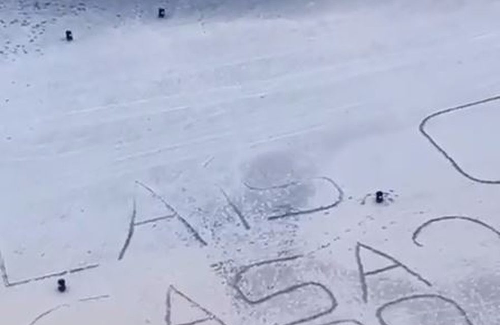 Vídeo: ‘Mega’ pedido de casamento na areia de Balneário Camboriú viraliza nas redes sociais