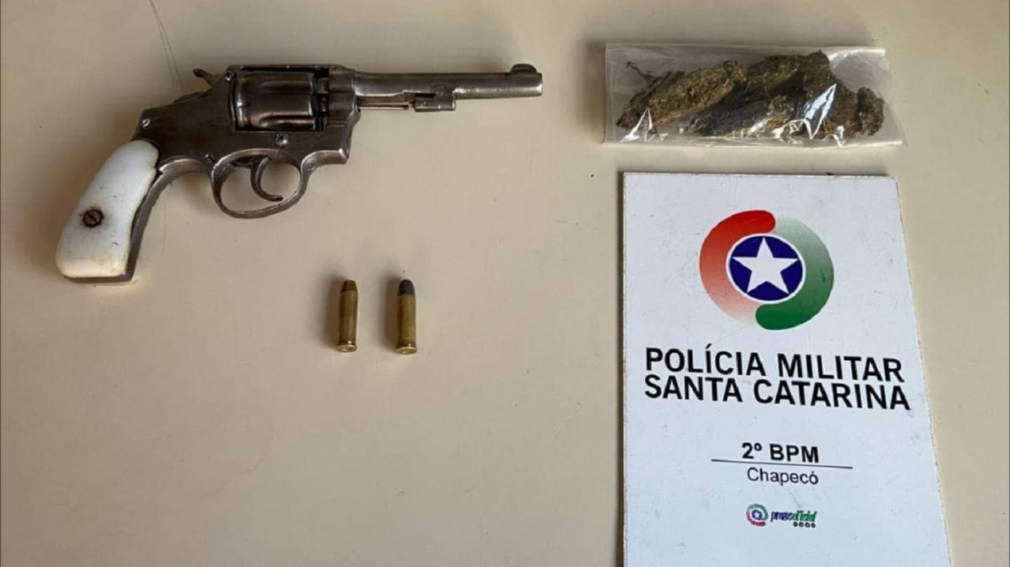 Dois homens são detidos com arma de fogo e maconha no Parque das Palmeiras