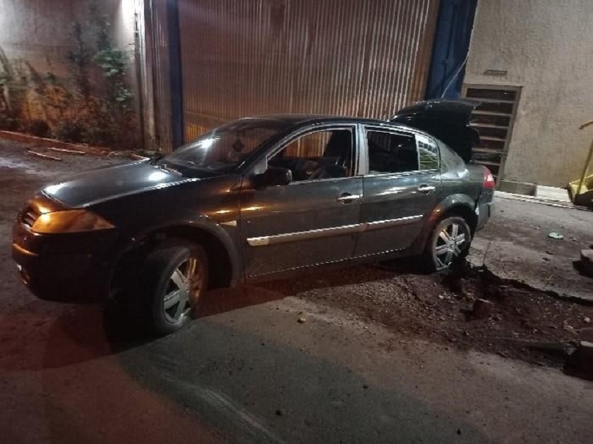 Vídeo: motorista realiza manobras perigosas, foge da polícia e quase capota veículo em Chapecó
