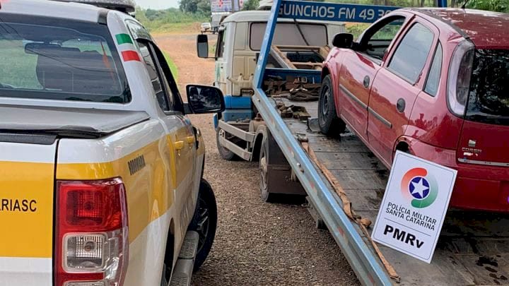 Vídeo: Mulher flagrada transitando de marcha ré na SC-480, no fim de semana, é presa pela PMRv