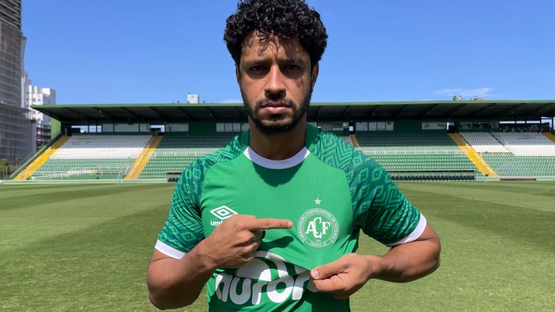 Zagueiro Léo é contratado pela Chapecoense