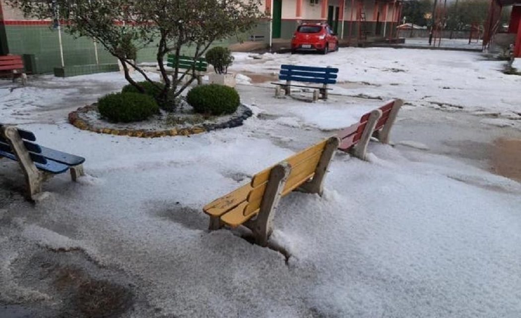 Vídeos e fotos: forte chuva de granizo atinge Urupema e gelo muda paisagem na Serra