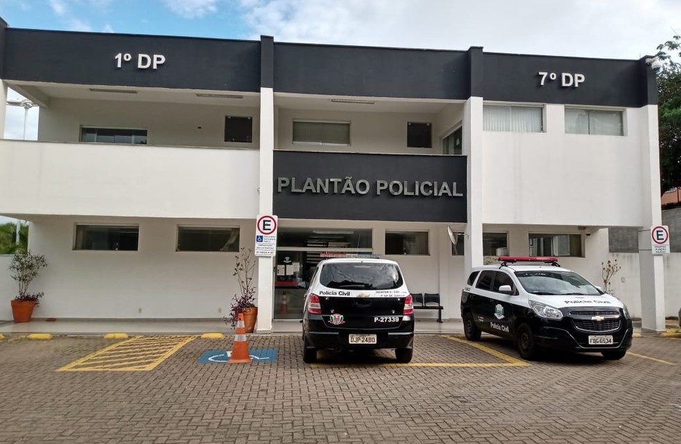 Mãe atropela bebê enquanto ele engatinhava para o quintal da casa