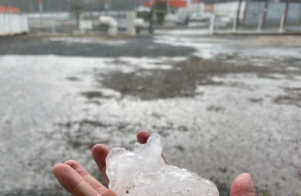 Vídeo: Chuva de granizo provoca estragos em SC