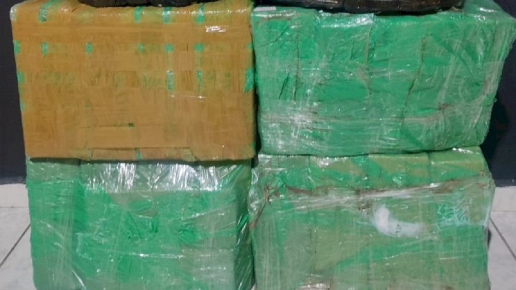 Operação conjunta entre PM e PRF detêm casal transportando mais de cem quilos de maconha