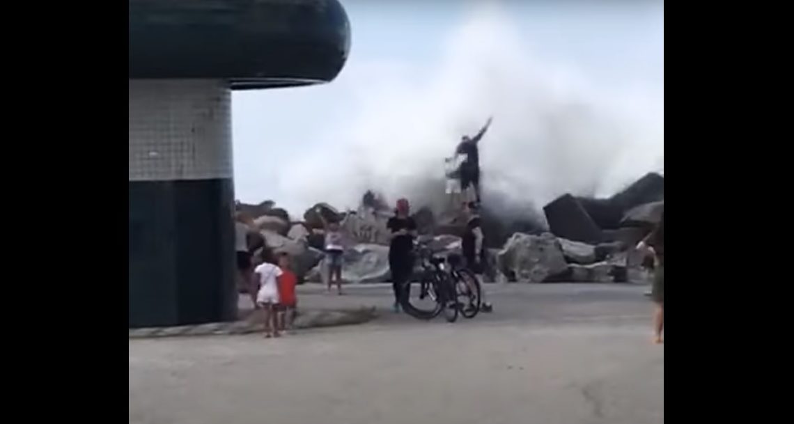 Vídeo: pai e filha ficam feridos após serem atingidos por onda em SC