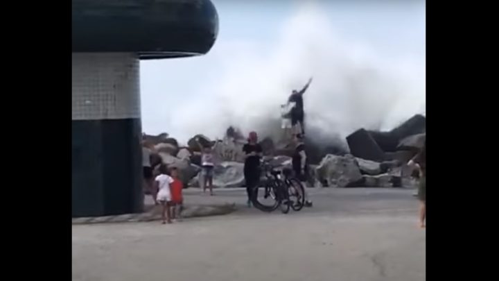 Vídeo: pai e filha ficam feridos após serem atingidos por onda em SC