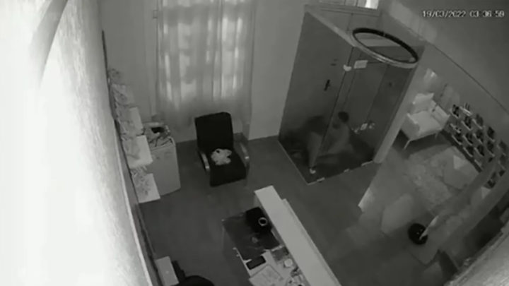 Vídeo: casal invade loja para fazer sexo no provador