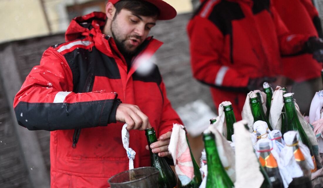 Cervejaria ucraniana troca fabricação de bebidas por coquetéis molotov