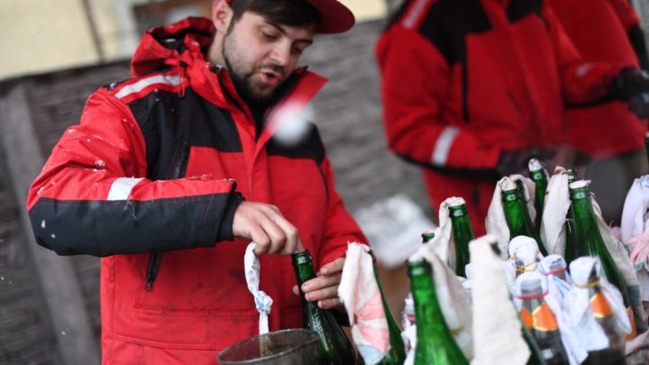 Cervejaria ucraniana troca fabricação de bebidas por coquetéis molotov
