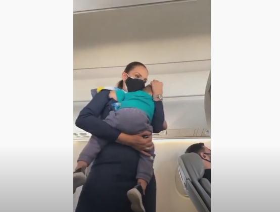 Vídeo: comissária de bordo viraliza na internet ao acalmar criança em voo