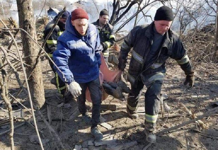 Contêineres frigoríficos são encomendados para armazenar corpos na Ucrânia