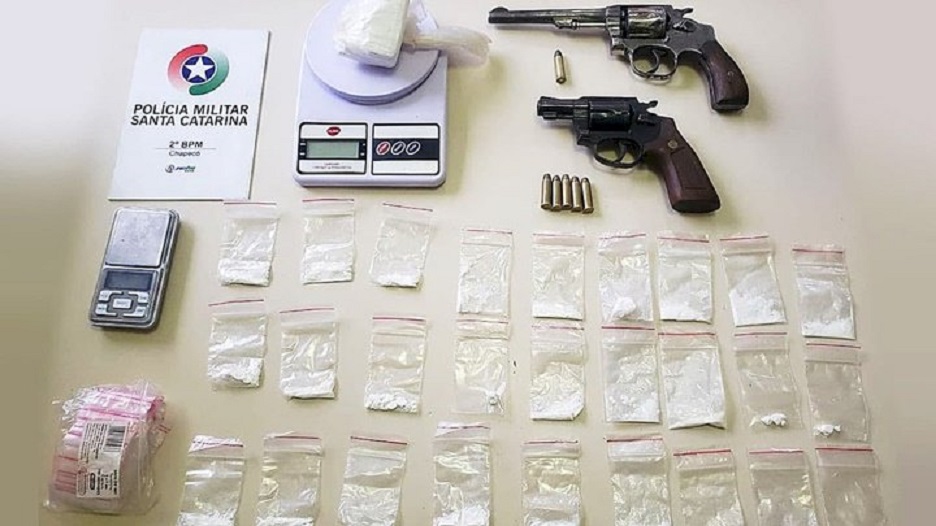 Duas armas de fogo e cocaína são apreendidas em Chapecó