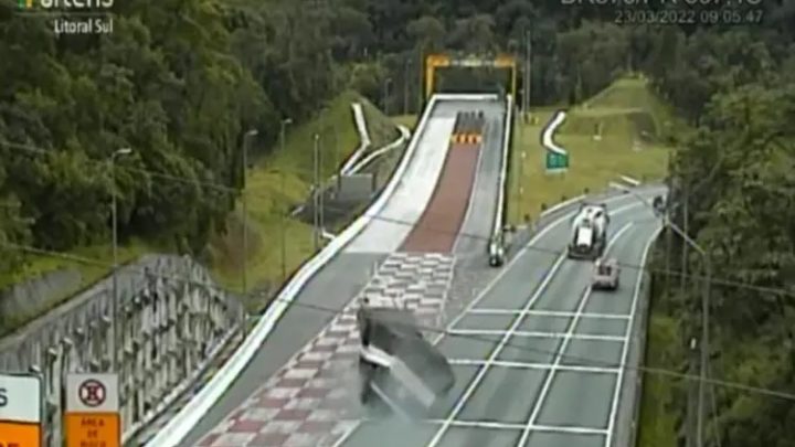Vídeo: caminhão perde os freios e carreta tomba na área de escape da BR-376