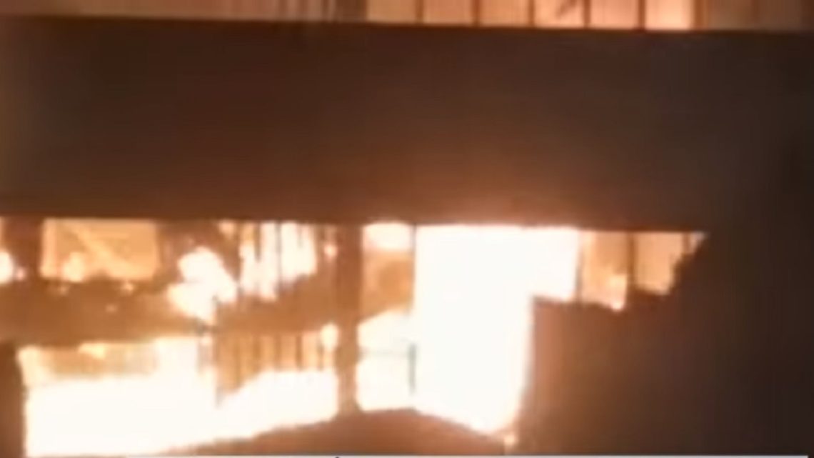 Homem coloca fogo na casa da ex com ela e o filho do casal dentro