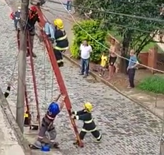 Vídeo: homem é atingido na cabeça enquanto socorria trabalhador pendurado em poste