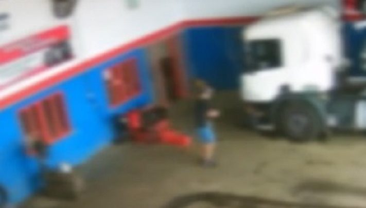 Vídeo: homem é perseguido e morto a tiros em borracharia de SC