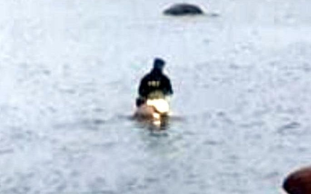 Homem tenta fugir da polícia, se joga no mar e acaba preso em SC