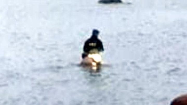 Homem tenta fugir da polícia, se joga no mar e acaba preso em SC
