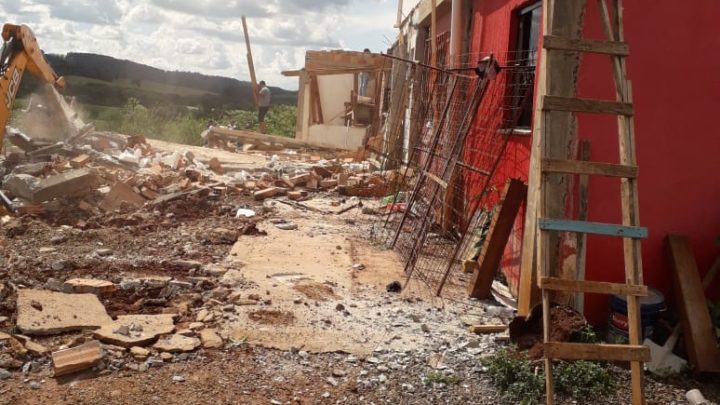 Poder público retira construção irregular em via pública, que prejudicava mais de 100 famílias