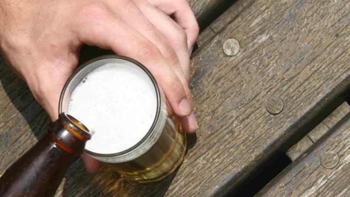 Dona de bar é condenada por vender cervejas e narguilés para jovens em SC