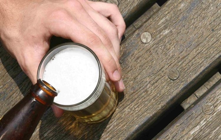 Dona de bar é condenada por vender cervejas e narguilés para jovens em SC